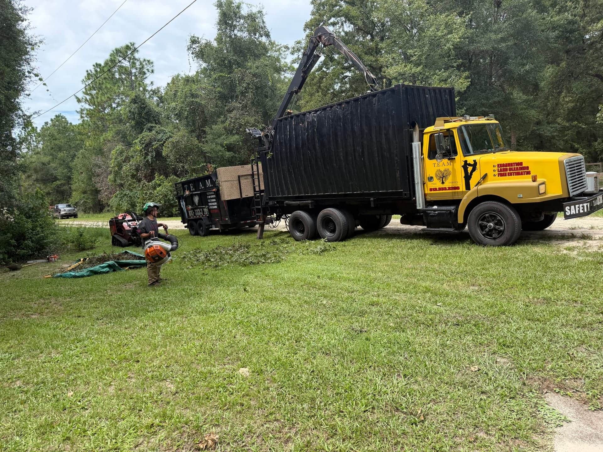 T.E.A.M. grapple truck loading debris on a Tampa Bay job site